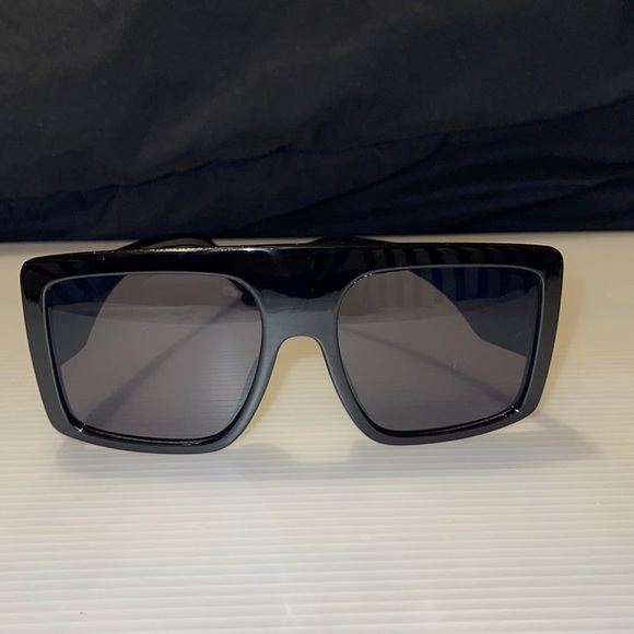 Oversized All black Sunglasses - Picture 3 of 5